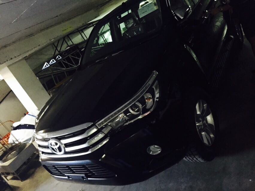 2016-Toyota-Hilux-Revo-black-front-side