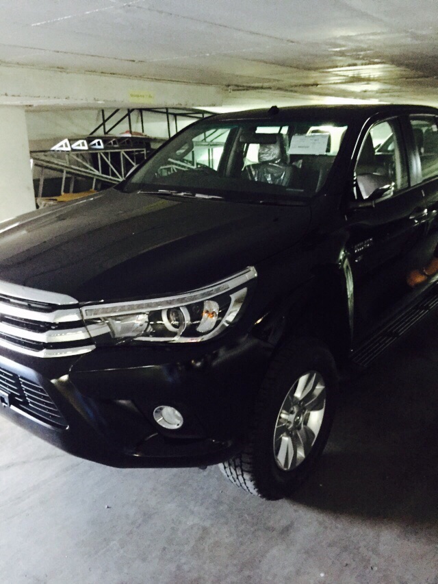 2016 Toyota Hilux Revo black front side2