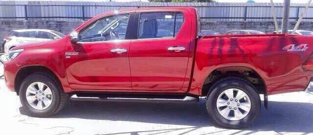 2016-Toyota-Hilux-Revo-red-color-side2