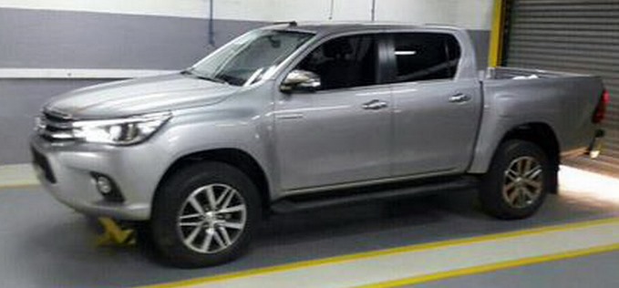 2016-Toyota-Hilux-Revo-side