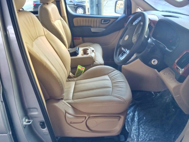 2014-Hyundai-H1-Deluxe-front seats