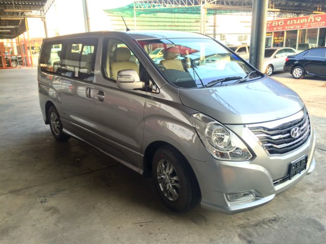 2014-Hyundai-H1-Deluxe-right-side