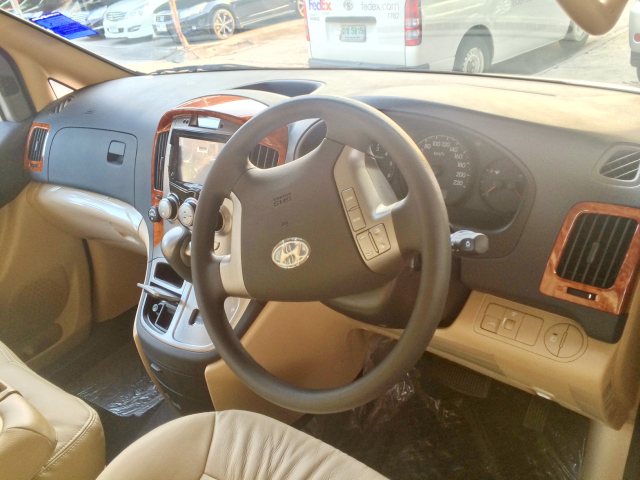 2014-Hyundai-H1-Deluxe-steering