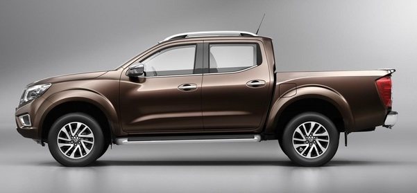 2015-Nissan-Navara-NP300-side