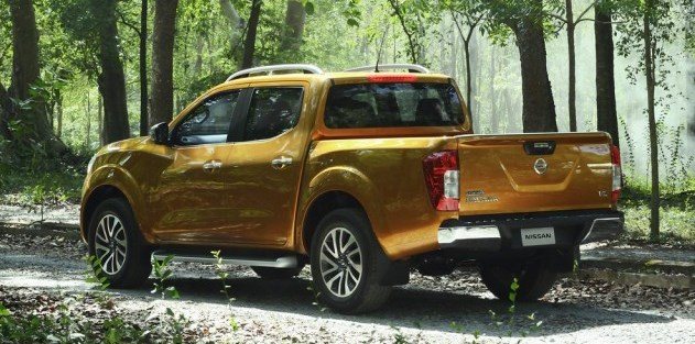 2015-Nissan-Navara-rear-in-jungle