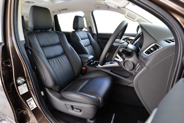 2016 mitsubishi pajero sport front interior2