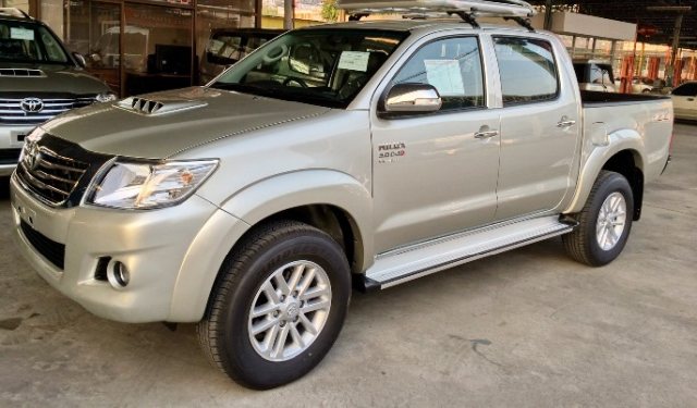 Toyota Hilux Vigo 3000 cc Auto-side